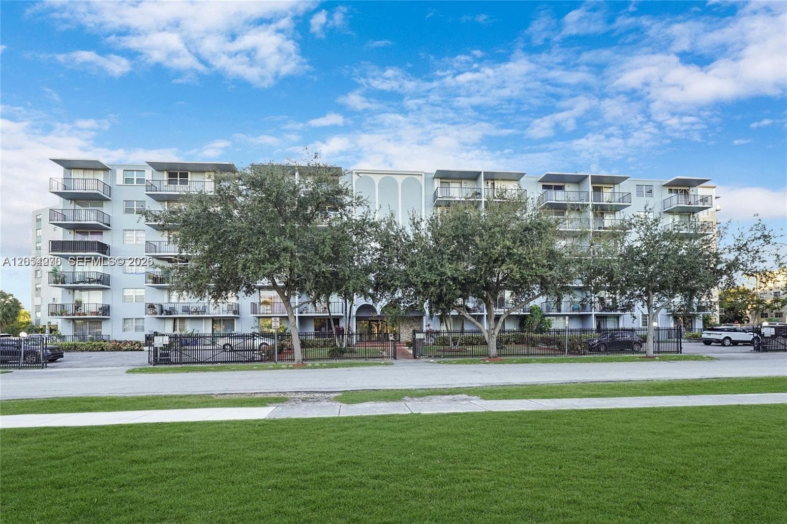 THREE HORIZONS EAST CONDO · #402 in North Miami - Photo 2