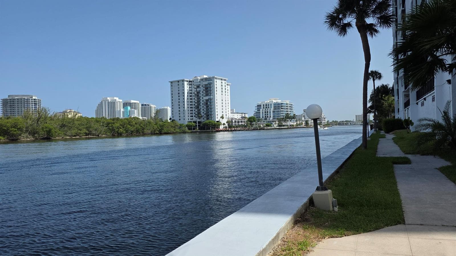 Wide Intracoastal location