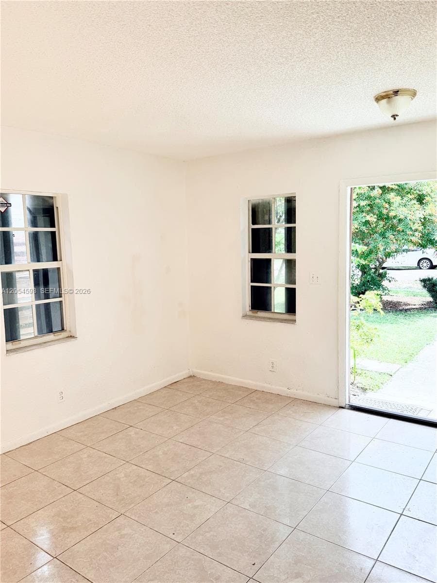 1561 NW 7th Ter photo 6