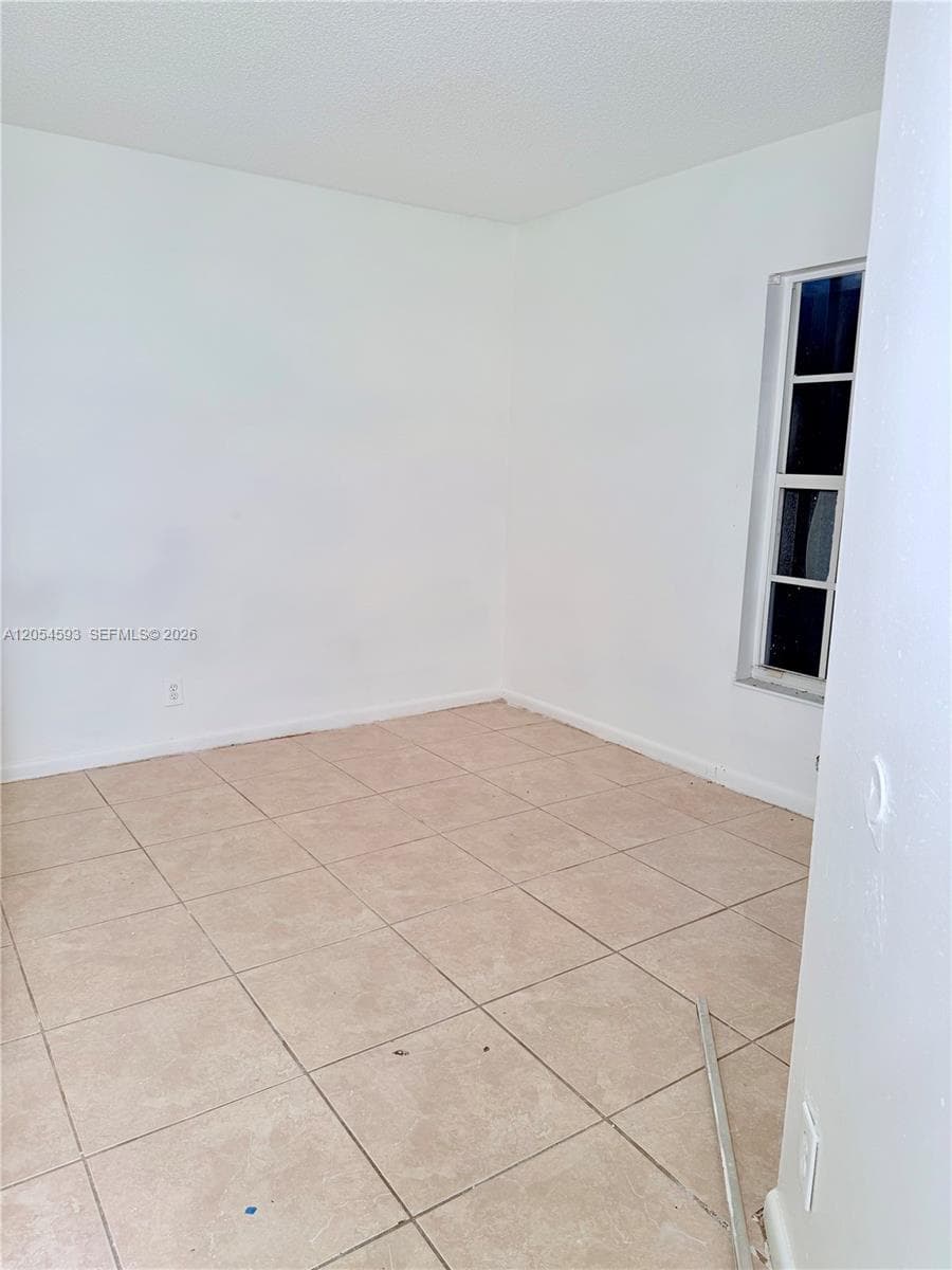 1561 NW 7th Ter photo 15
