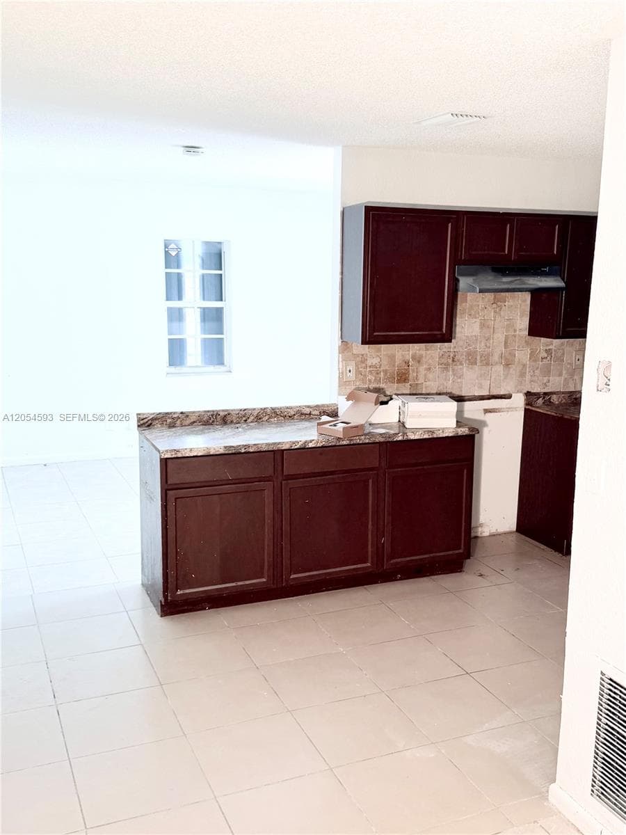 1561 NW 7th Ter photo 4