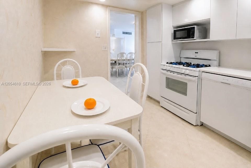 SPACIOUS EAT-IN KITCHEN WITH NATURAL GAS OVEN RANGE