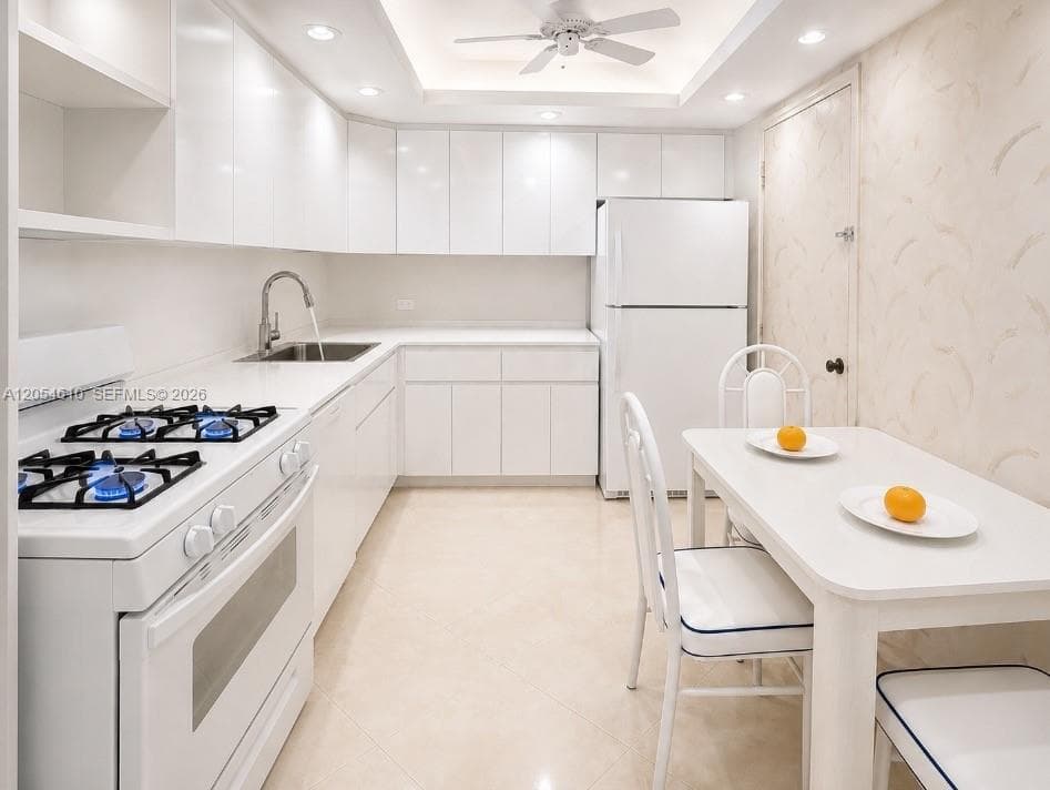 EAT-IN KITCHEN WITH NATURAL GAS OVEN RANGE