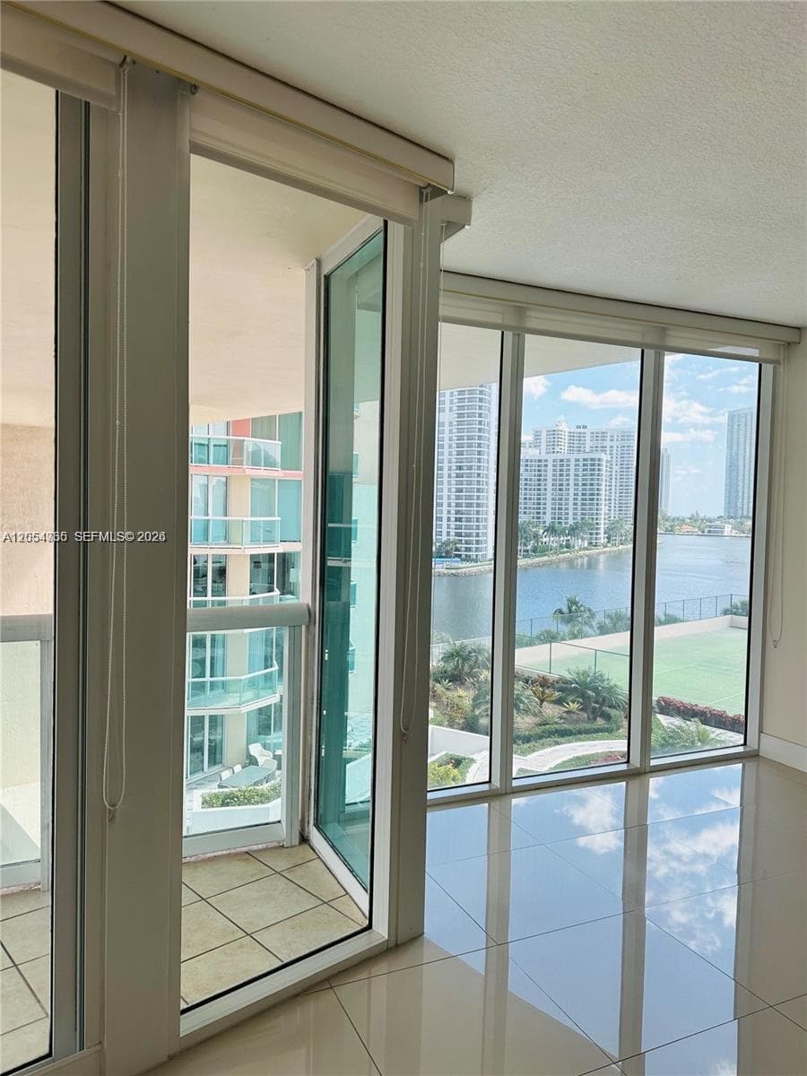 Hidden Bay · #706 in Aventura - Photo 2