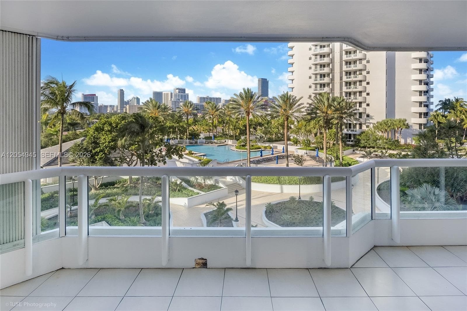 Large balcony unit 701