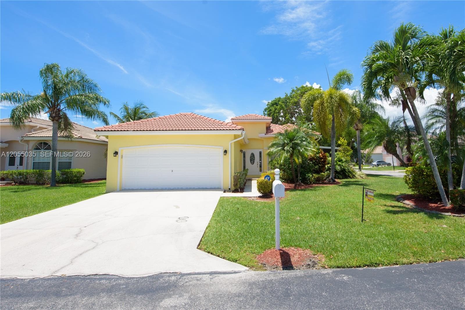 460 SE 24th Dr photo 1