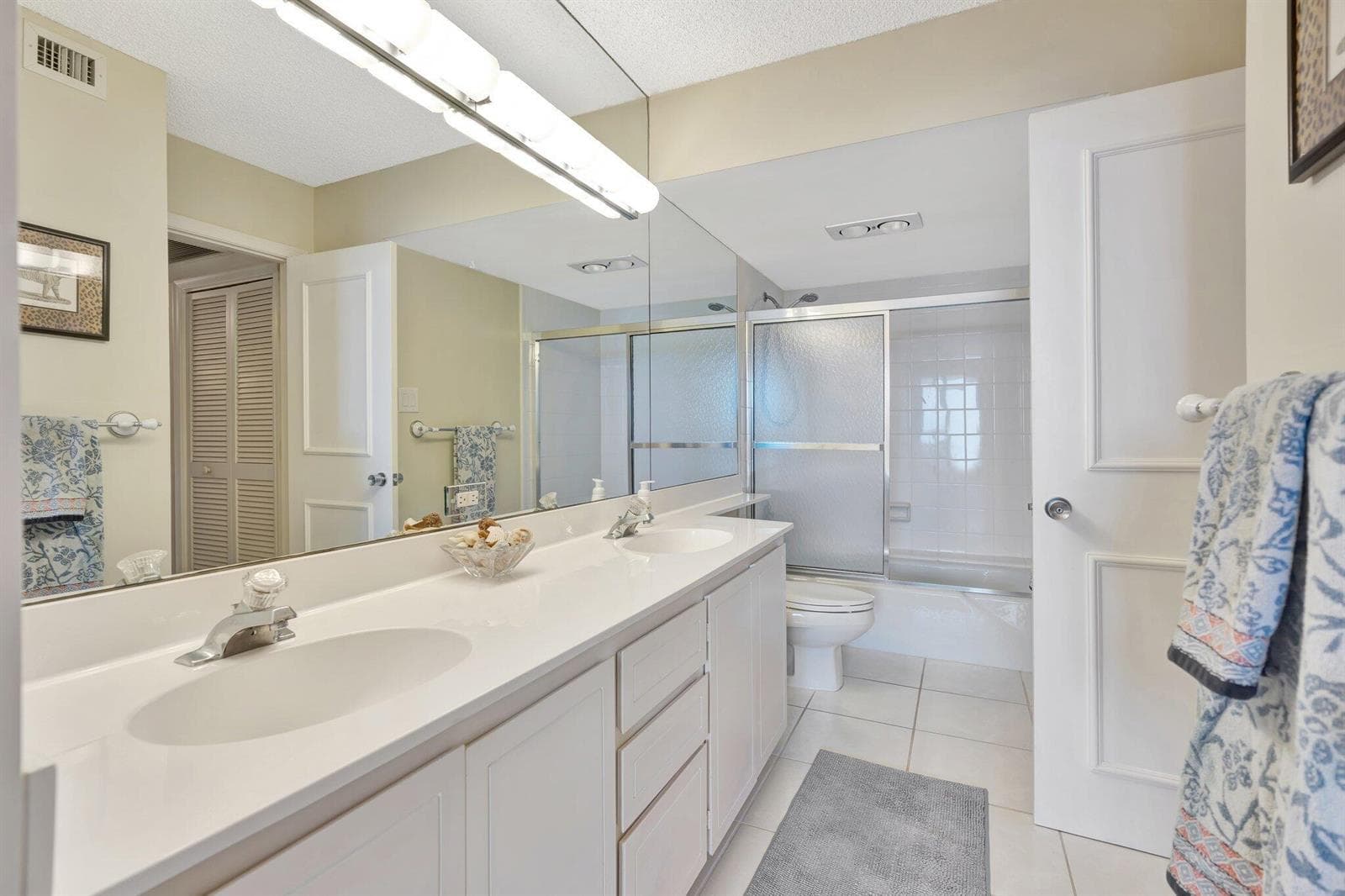 GUEST EN SUITE BATH