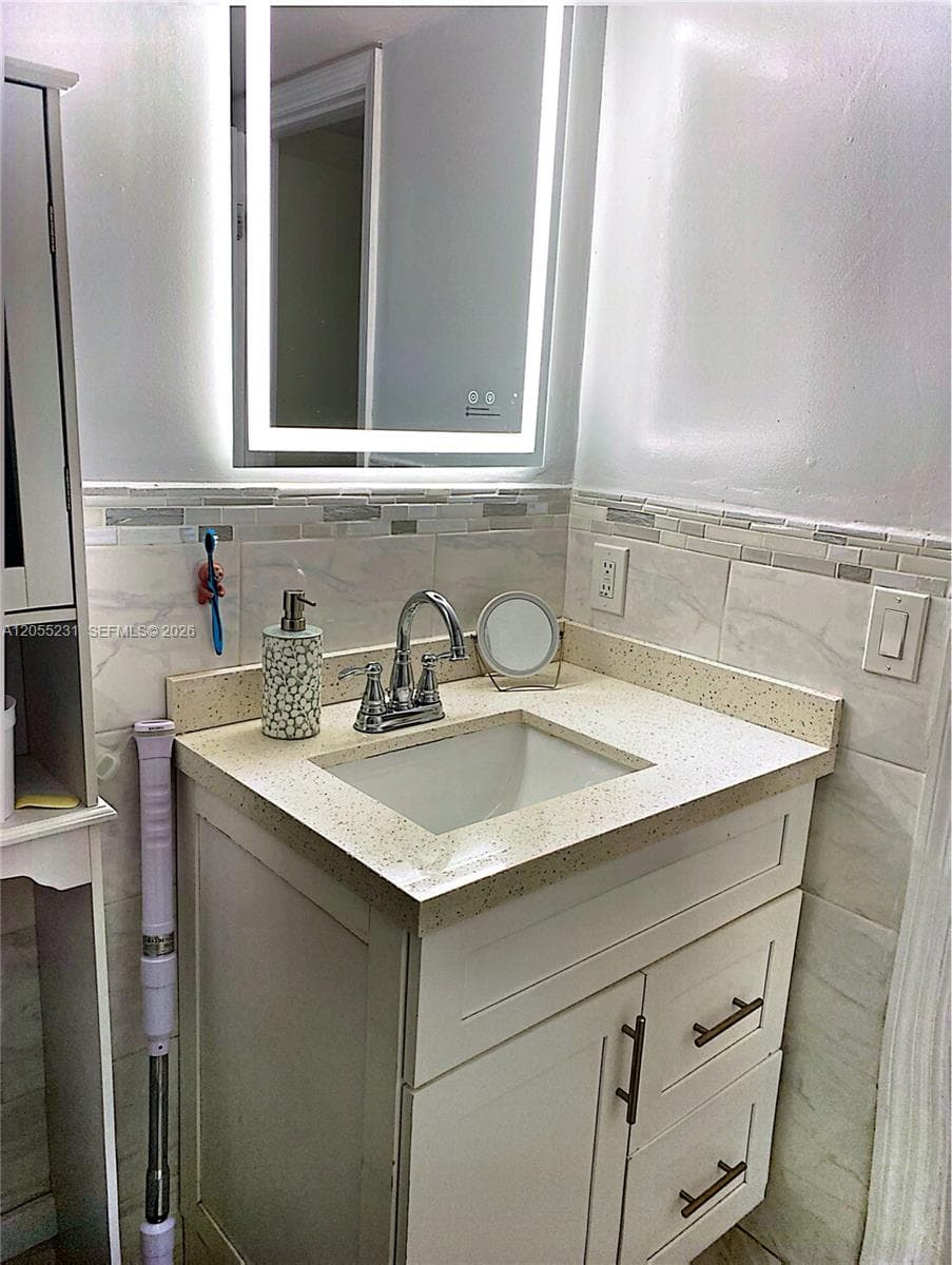 Lago Grande · #12-2 in Hialeah - Photo 7
