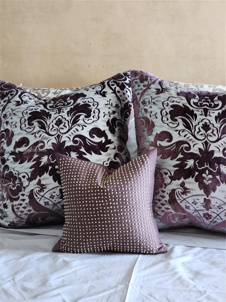 Queen bed, comes with plenty of brand new linens