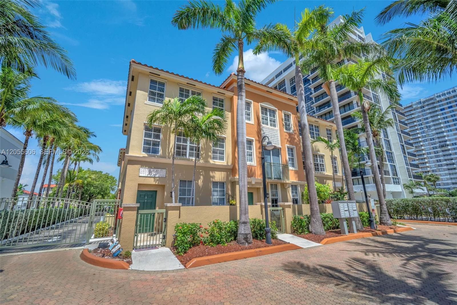 Triplex, 3 Beds 3 Baths