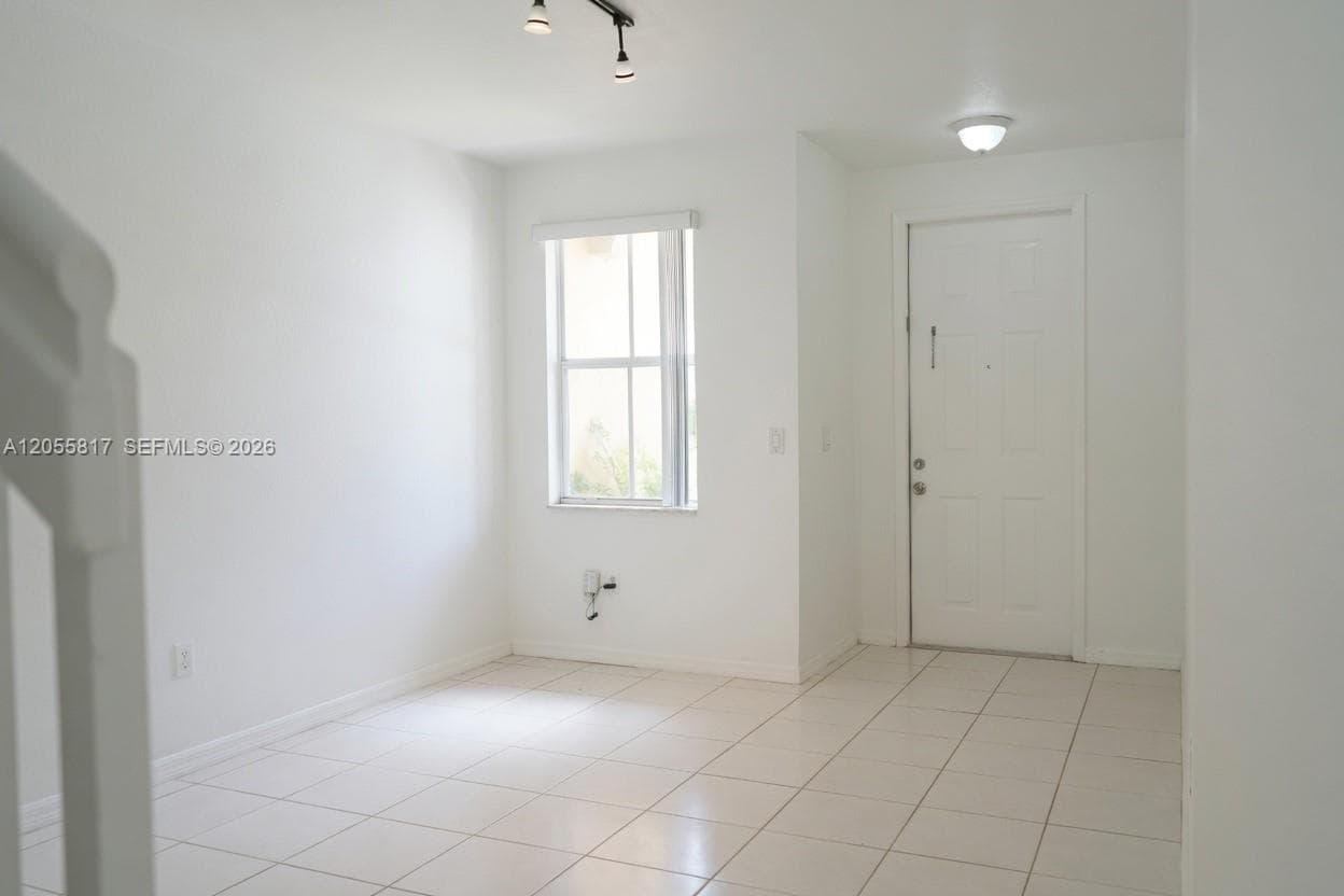 16654 SW 83rd Ln photo 2