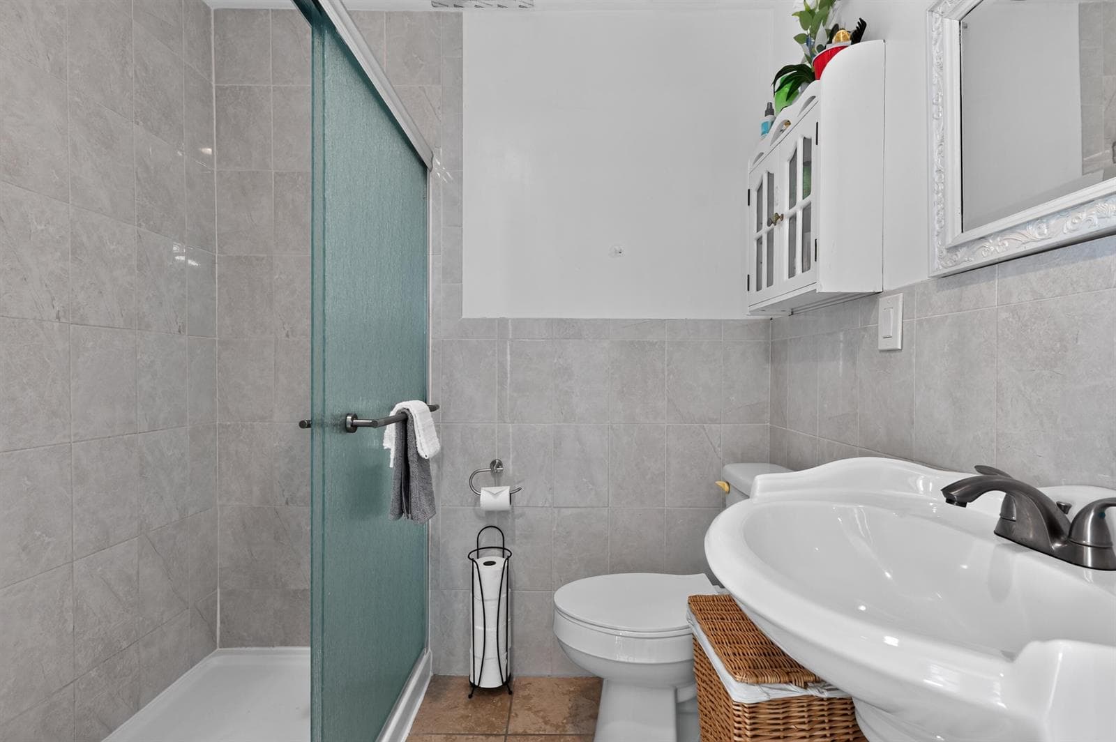 26_5826_Churchill_Ct-Bathroom-1842