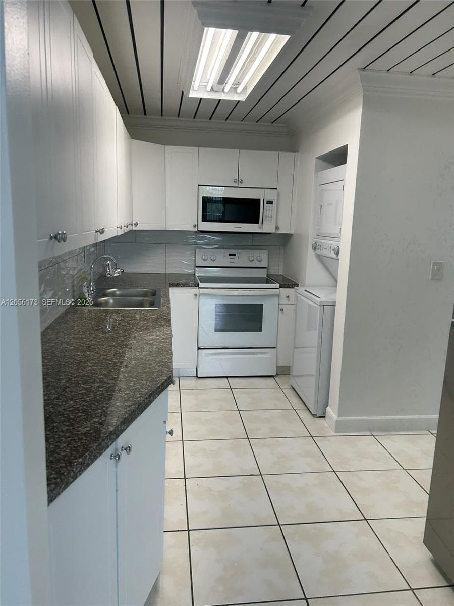 SAMARI LAKE EAST CONDO · #2456 in Hialeah Gardens - Photo 13