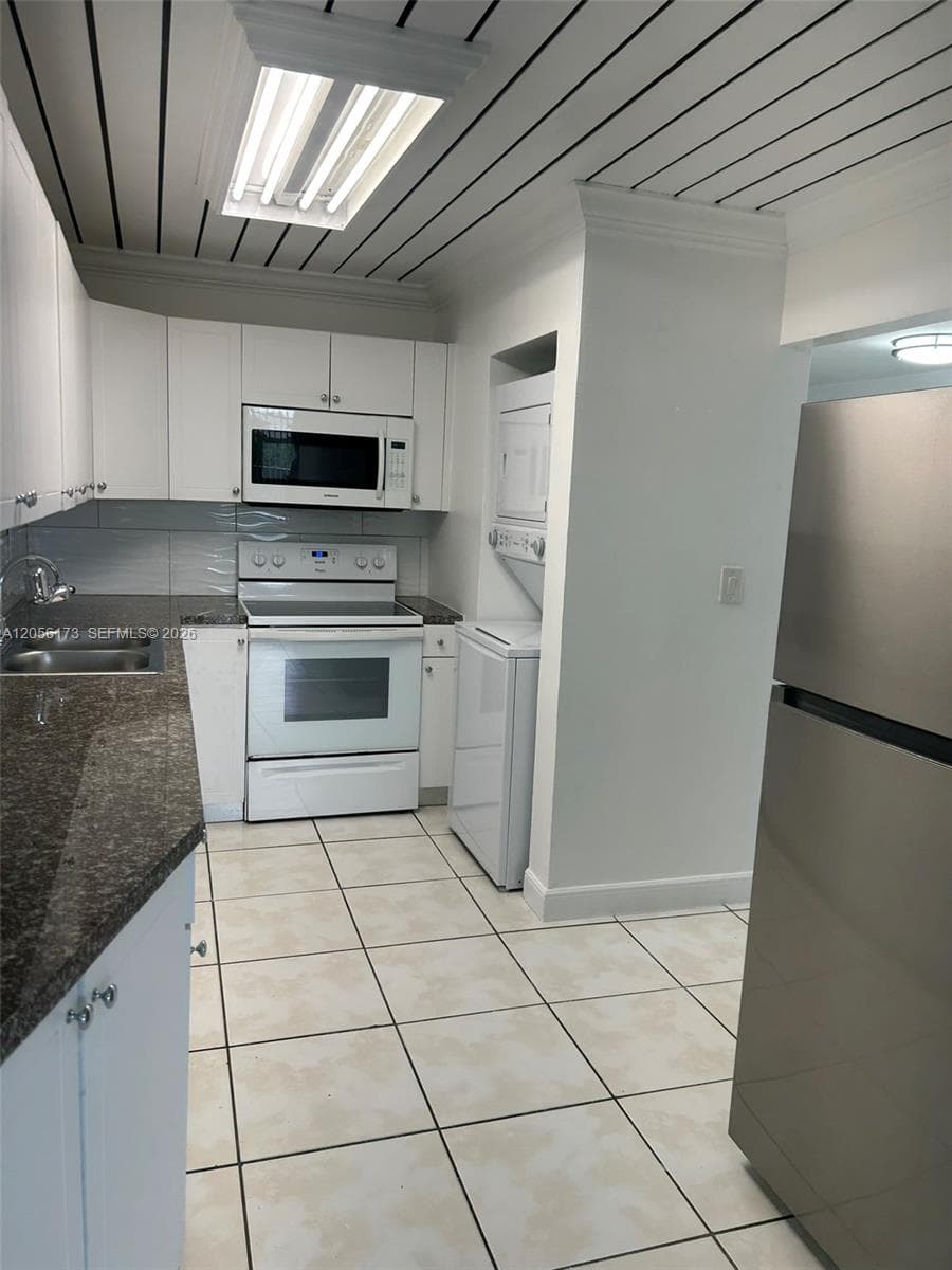 SAMARI LAKE EAST CONDO · #2456 in Hialeah Gardens - Photo 12