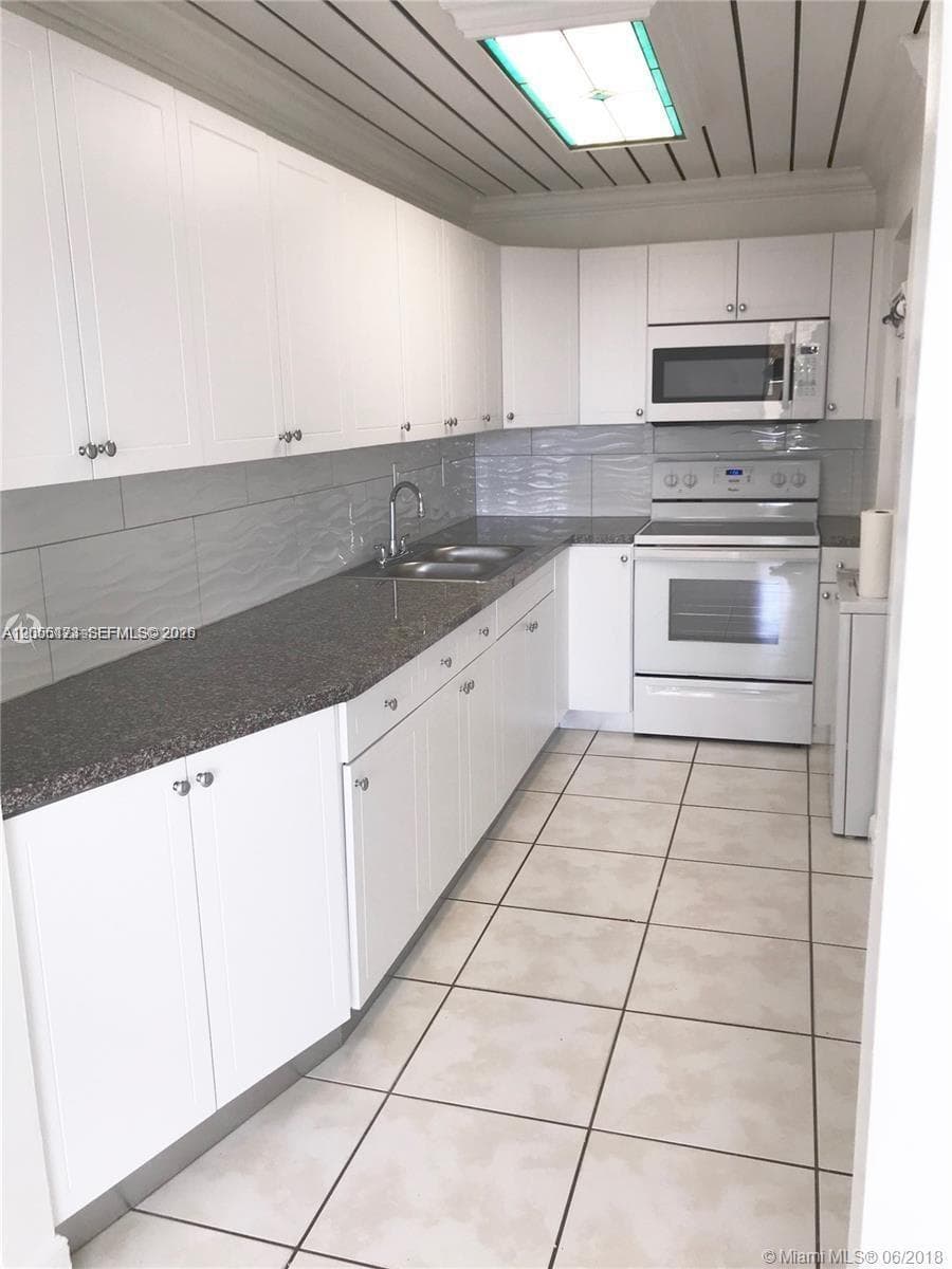 SAMARI LAKE EAST CONDO · #2456 in Hialeah Gardens - Photo 5