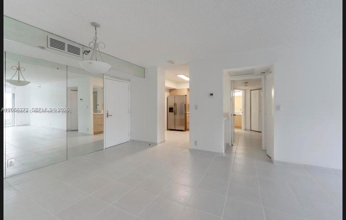 Entrance / Dinning