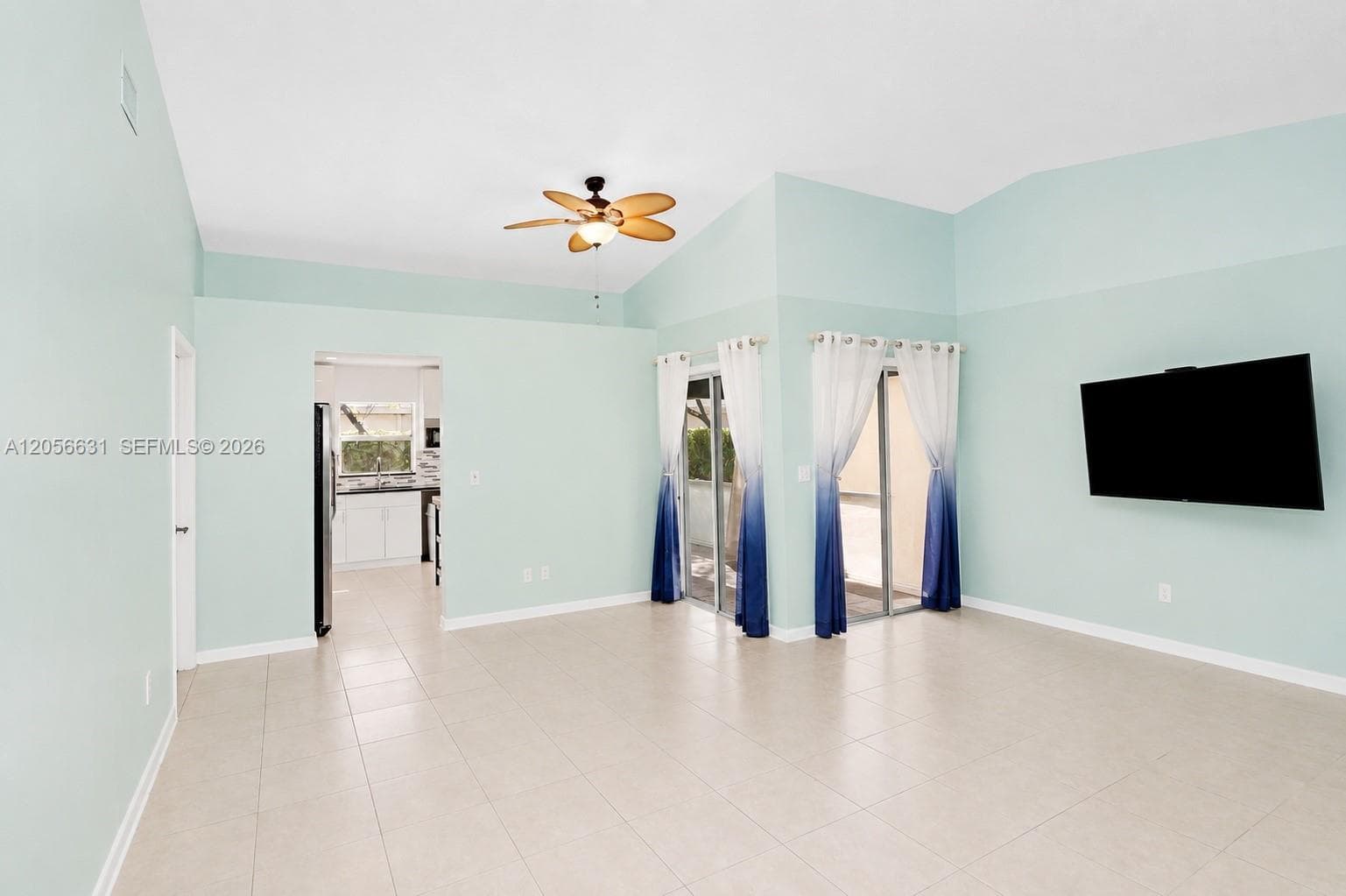 527 SE 21st Dr photo 3