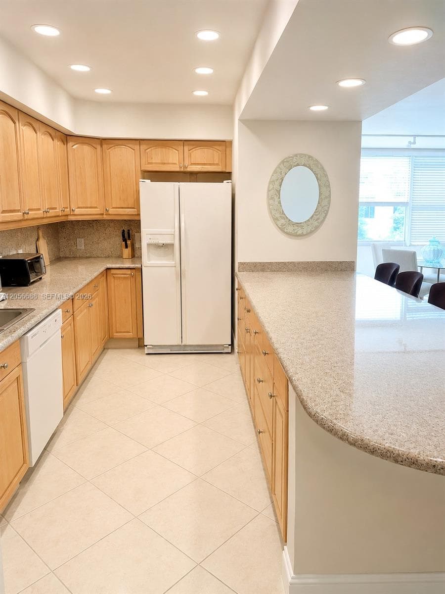 Lanai Condo · #303 in Bal Harbour - Photo 4