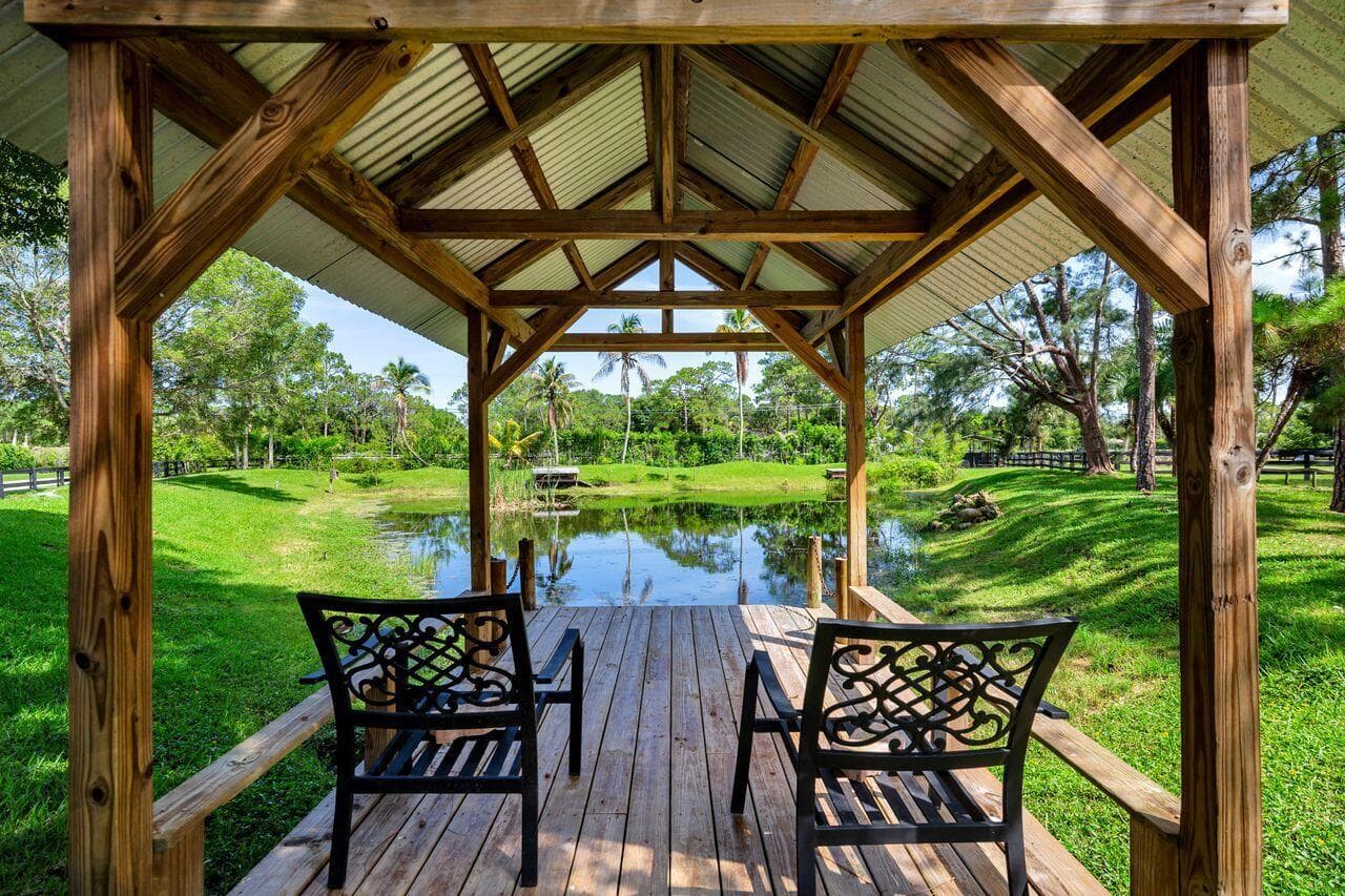 Pavillon Deck Over Pond