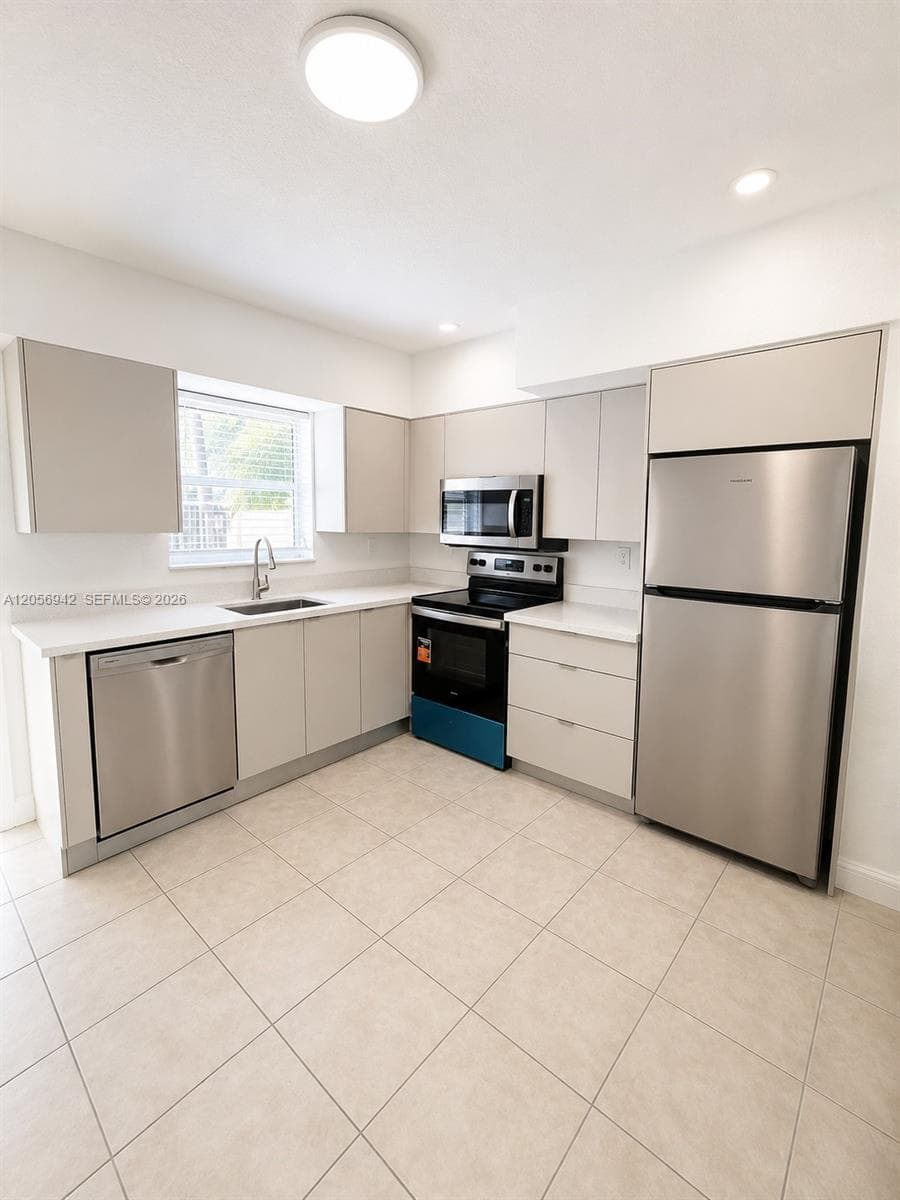 2249 Johnson St photo 3