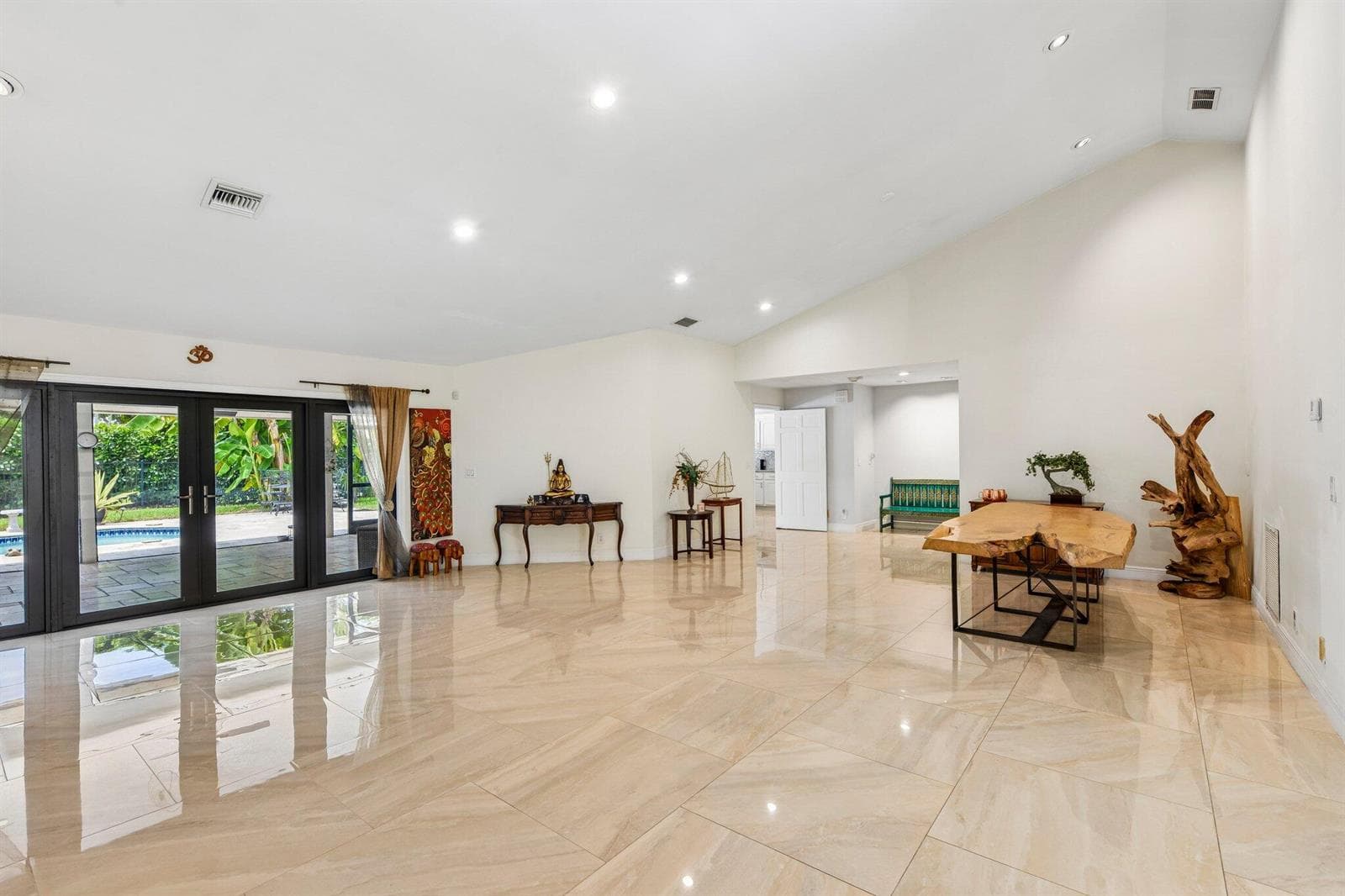 11-web-or-mls-Equestrian Dr-S1707-011