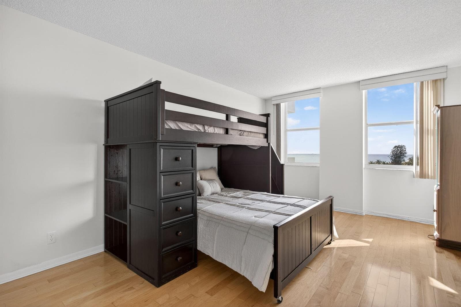 49-web-or-mls-1147-3855