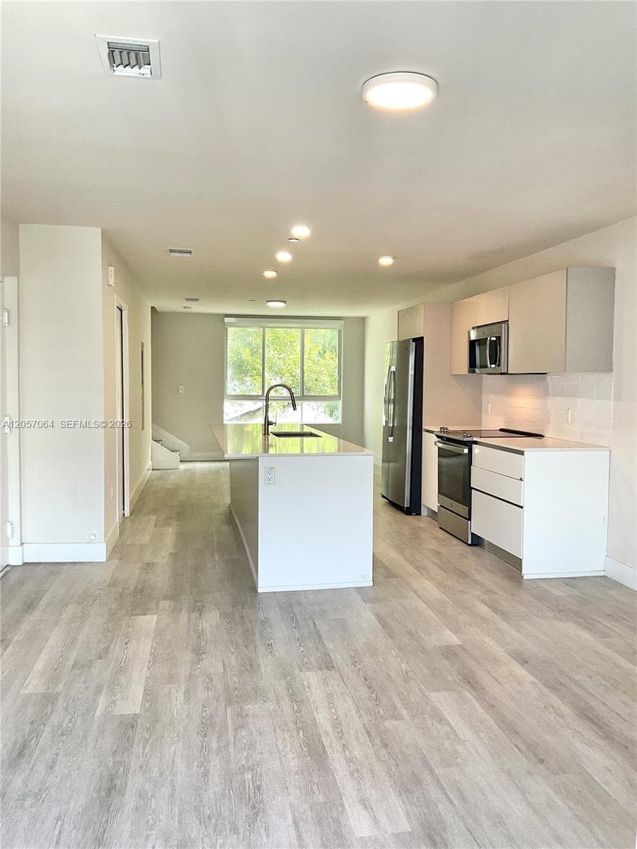 2555 NE 193rd St #2206 photo 2