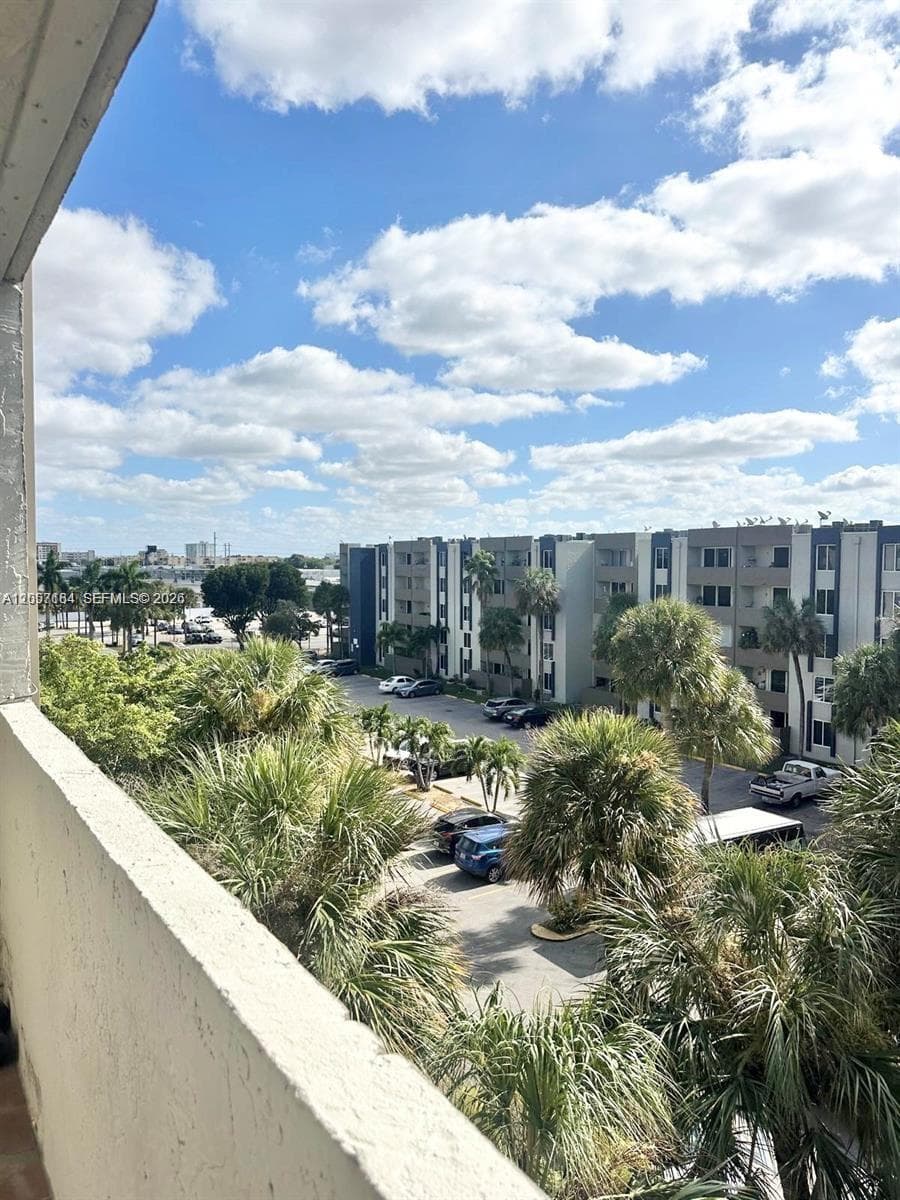 SAMARI LAKE EAST CONDO · #1542 in Hialeah Gardens - Photo 3
