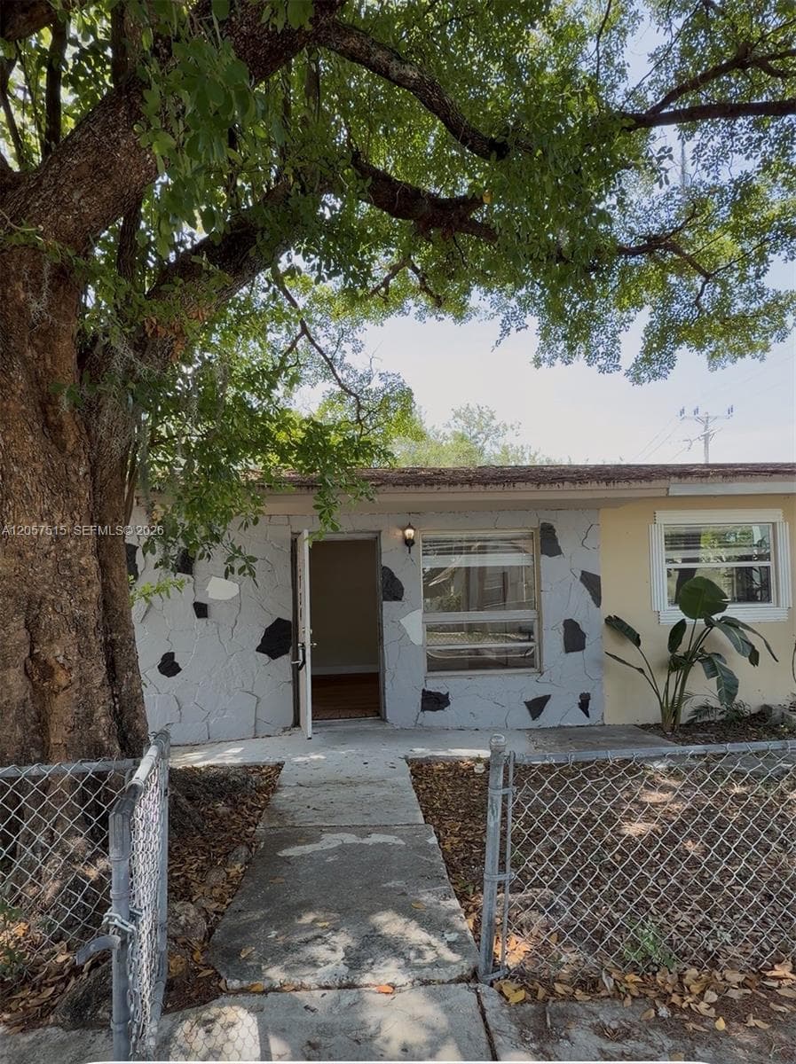 734 SW 8th St photo 7