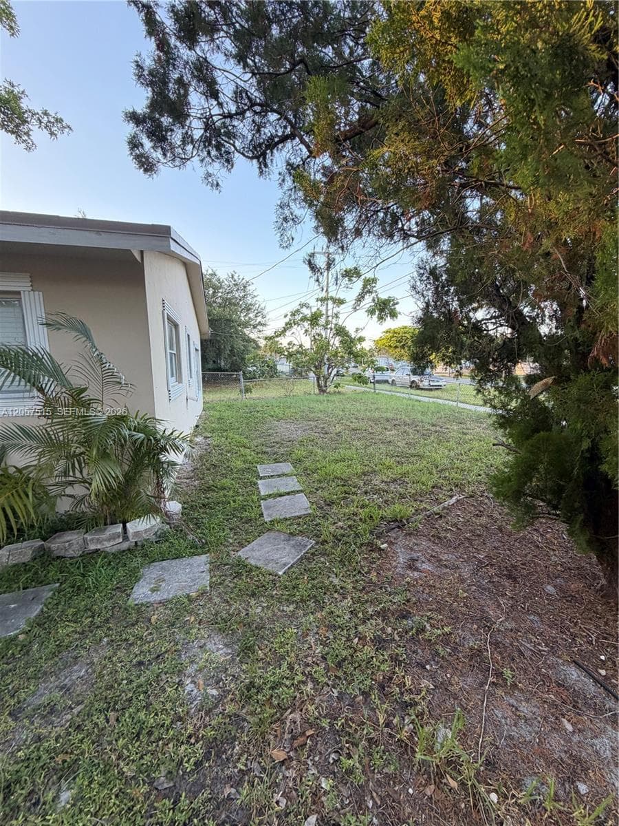 734 SW 8th St photo 14
