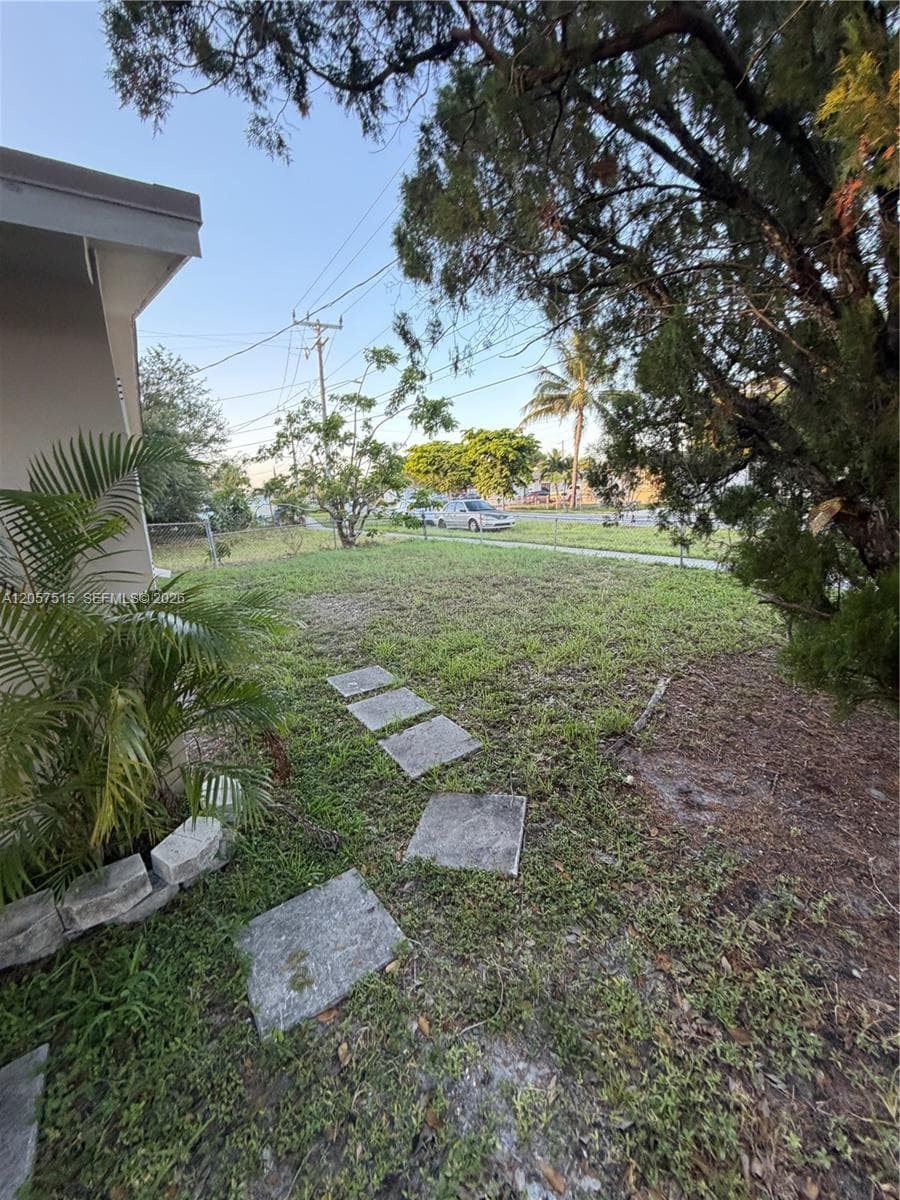 734 SW 8th St photo 15
