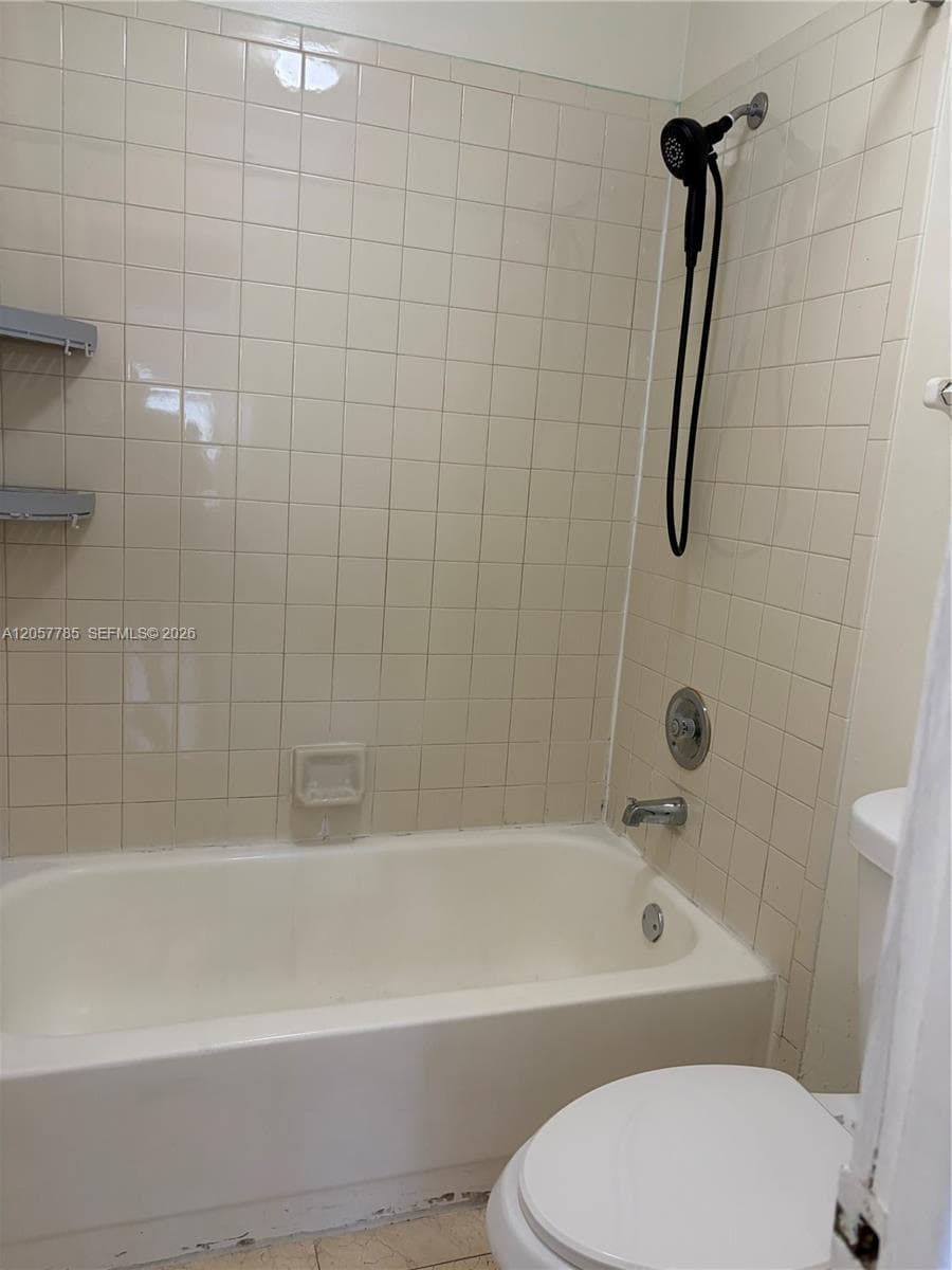 LAGO GRANDE CONDO THREE B · #56-22 in Hialeah - Photo 27