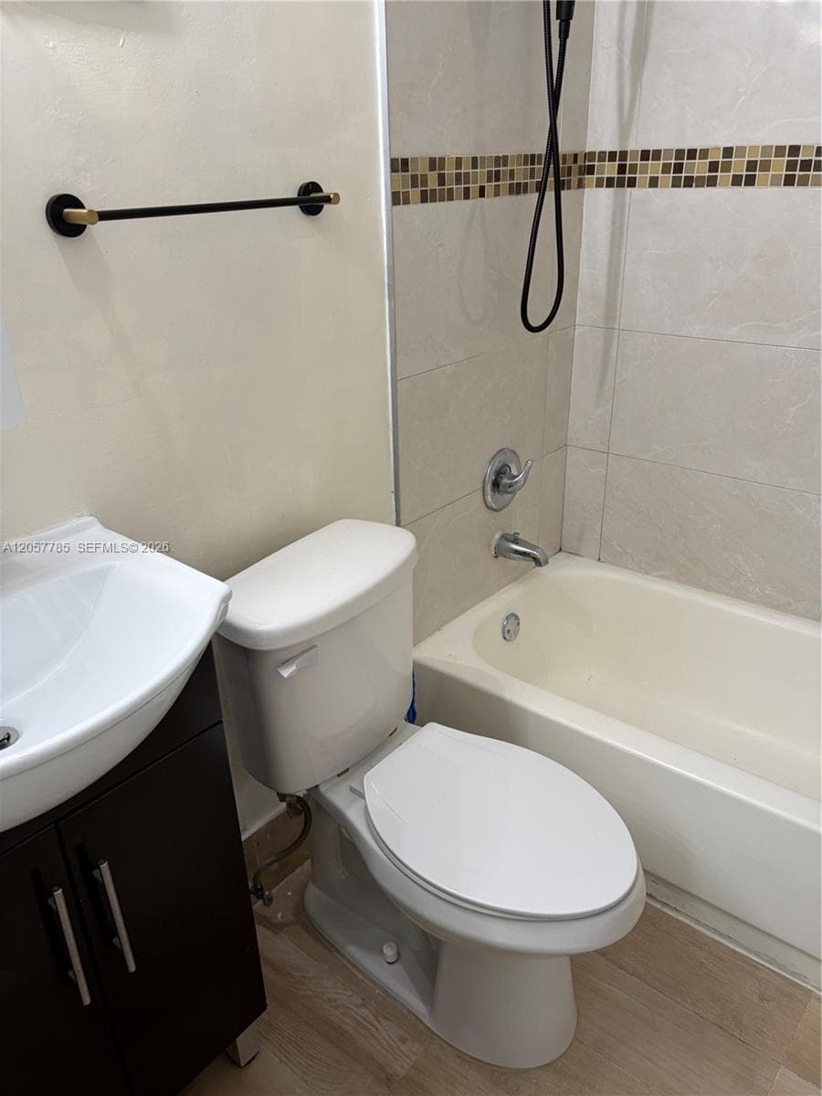 LAGO GRANDE CONDO THREE B · #56-22 in Hialeah - Photo 36