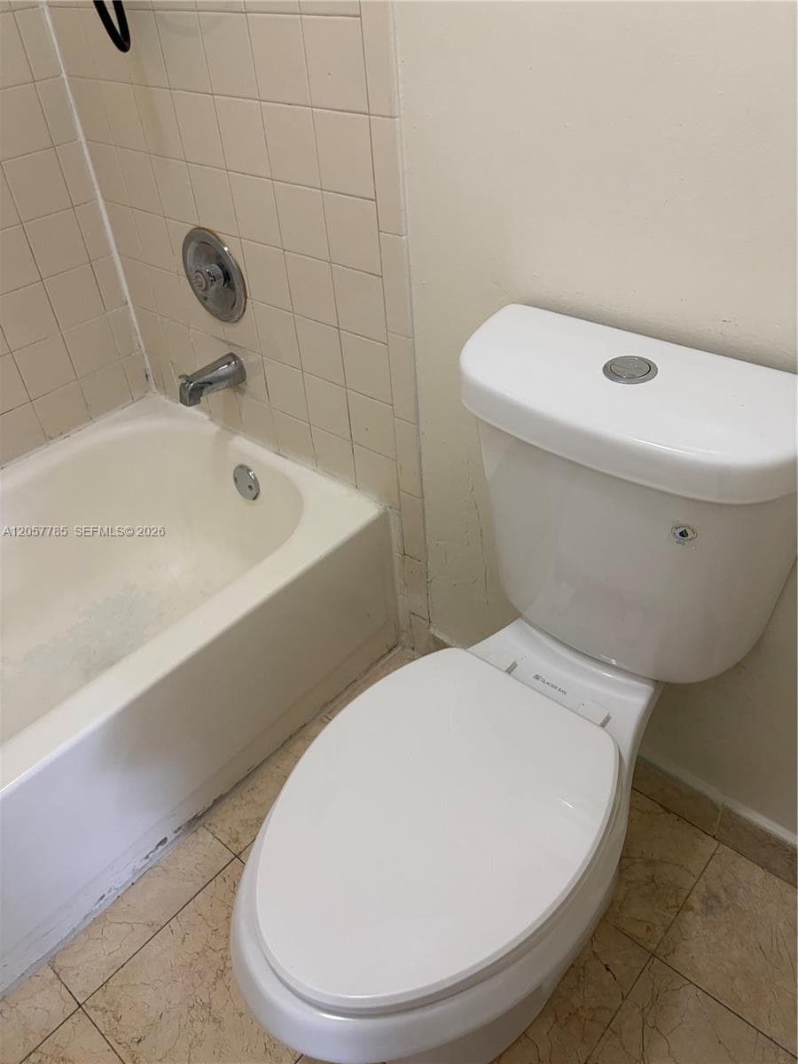 LAGO GRANDE CONDO THREE B · #56-22 in Hialeah - Photo 28