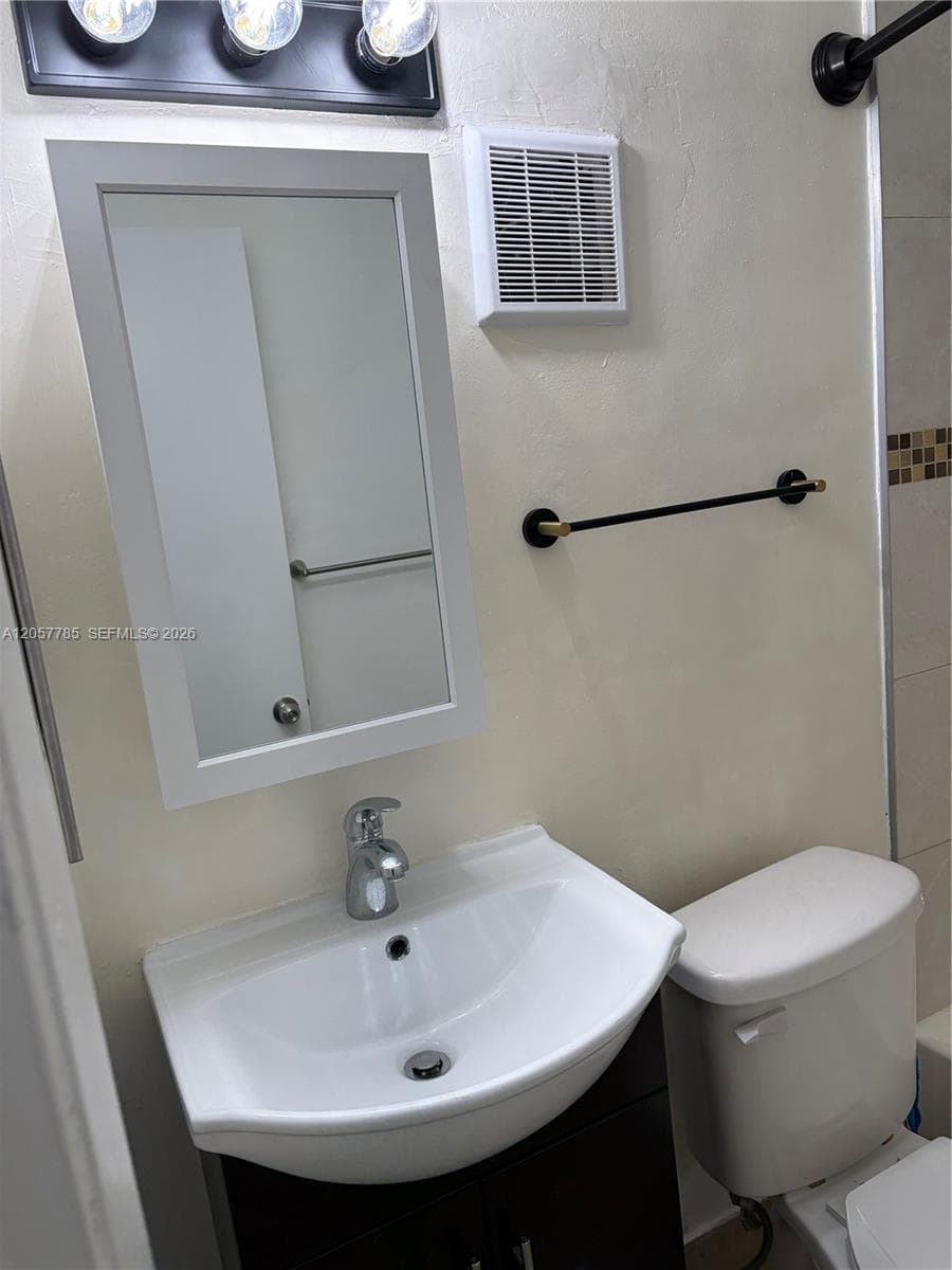 LAGO GRANDE CONDO THREE B · #56-22 in Hialeah - Photo 34