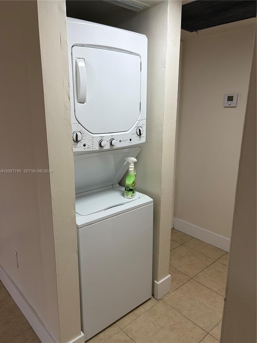 LAGO GRANDE CONDO THREE B · #56-22 in Hialeah - Photo 41