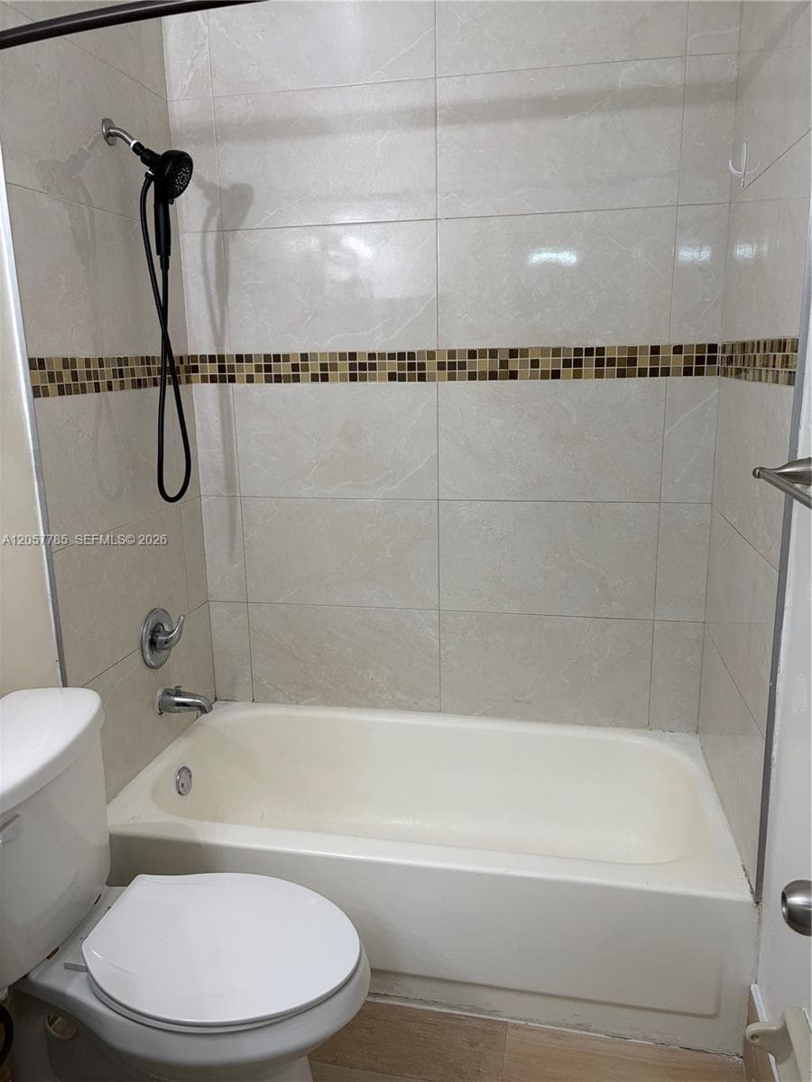 LAGO GRANDE CONDO THREE B · #56-22 in Hialeah - Photo 37