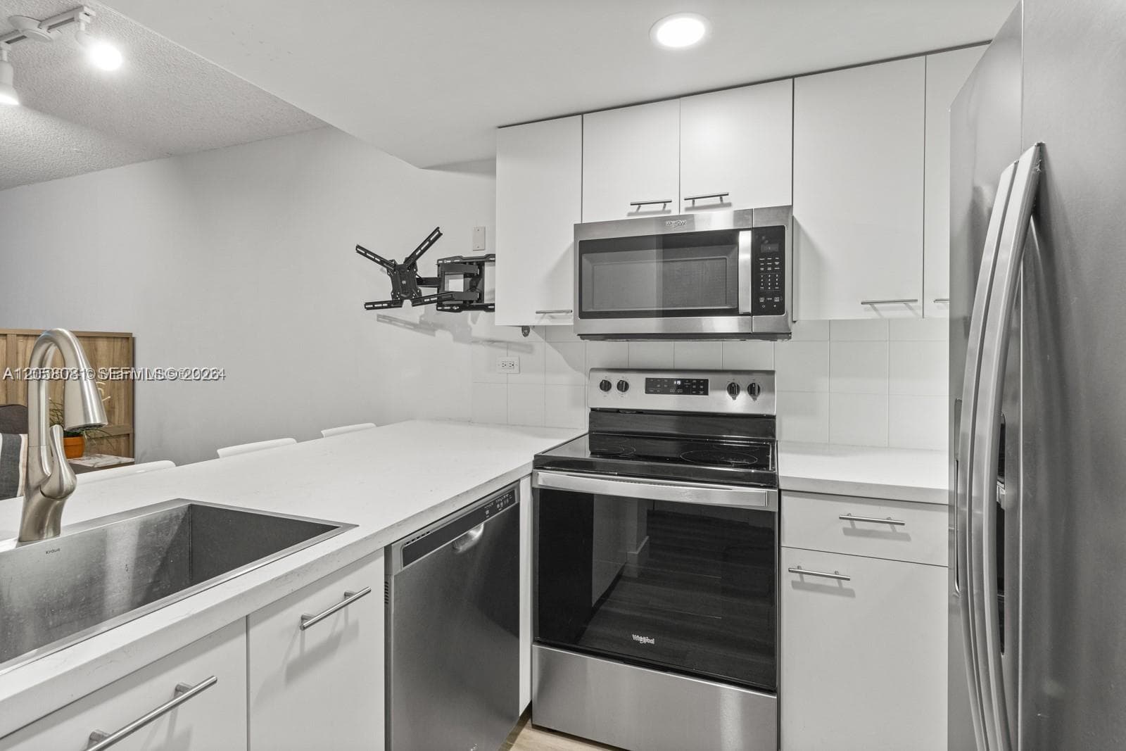 GROVE SQUARE CONDO · #234 in Miami - Photo 2