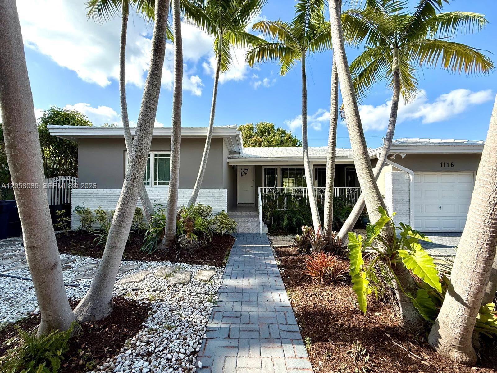 1116 Biarritz Dr photo 1
