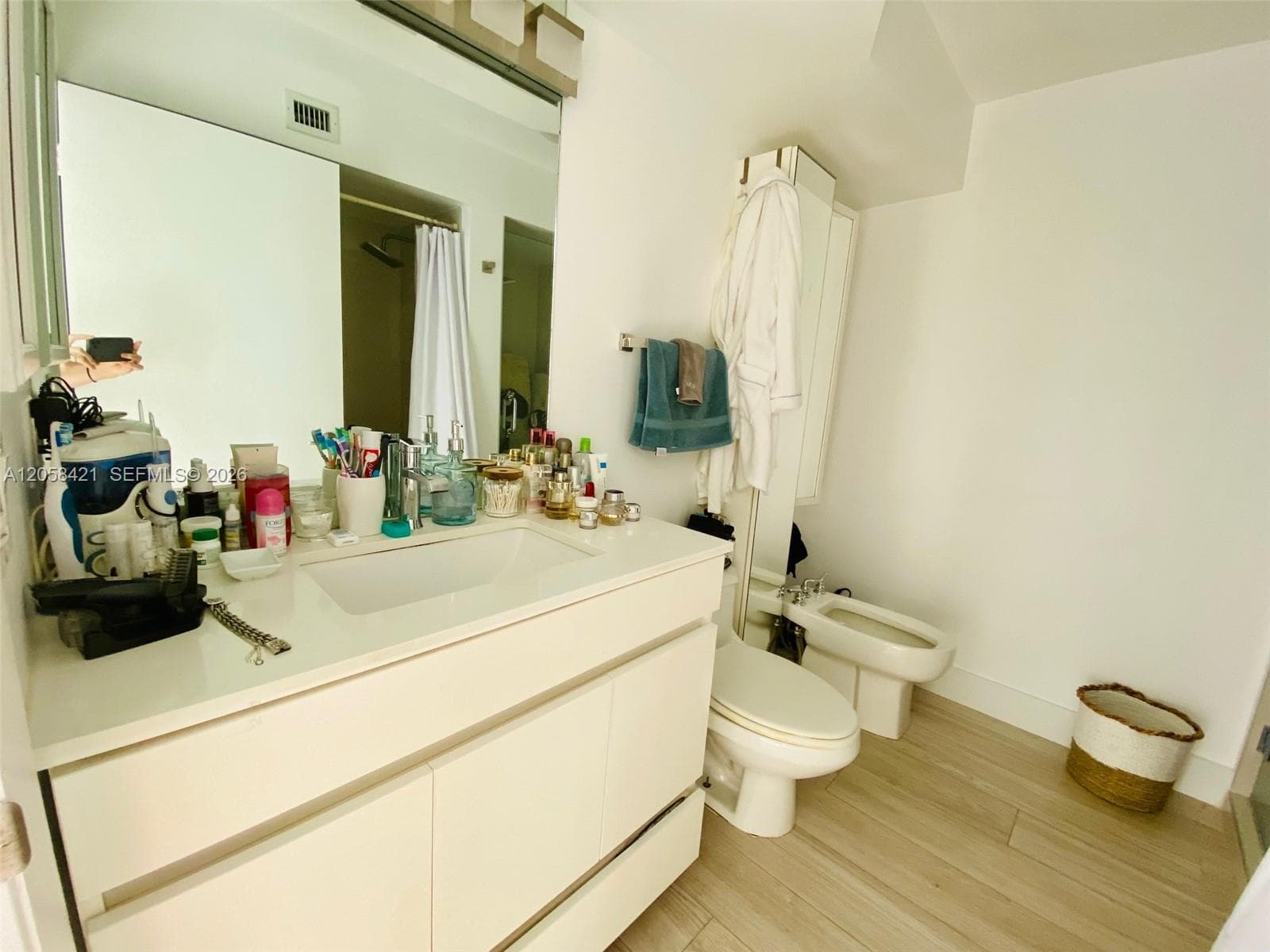 Main suite bathroom