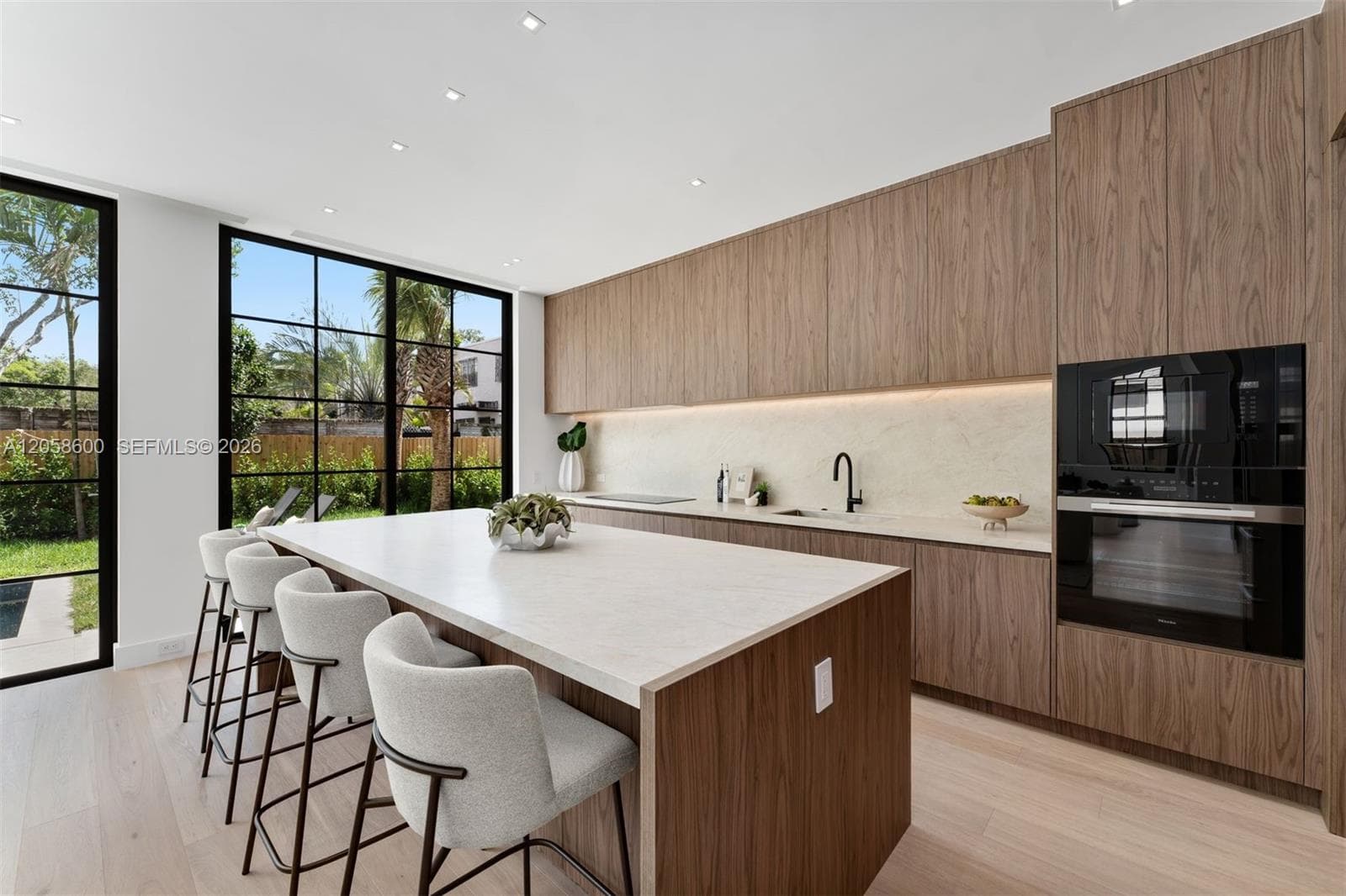 3372 Charles Ave photo 7