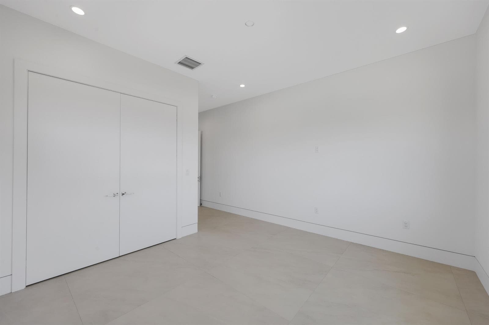 2612 Northeast 4th St - 54.jpg-FULL