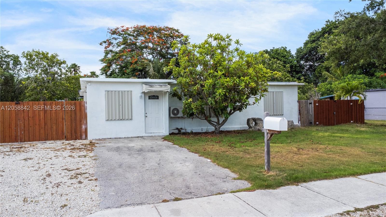 15431 Harding Ln photo 1