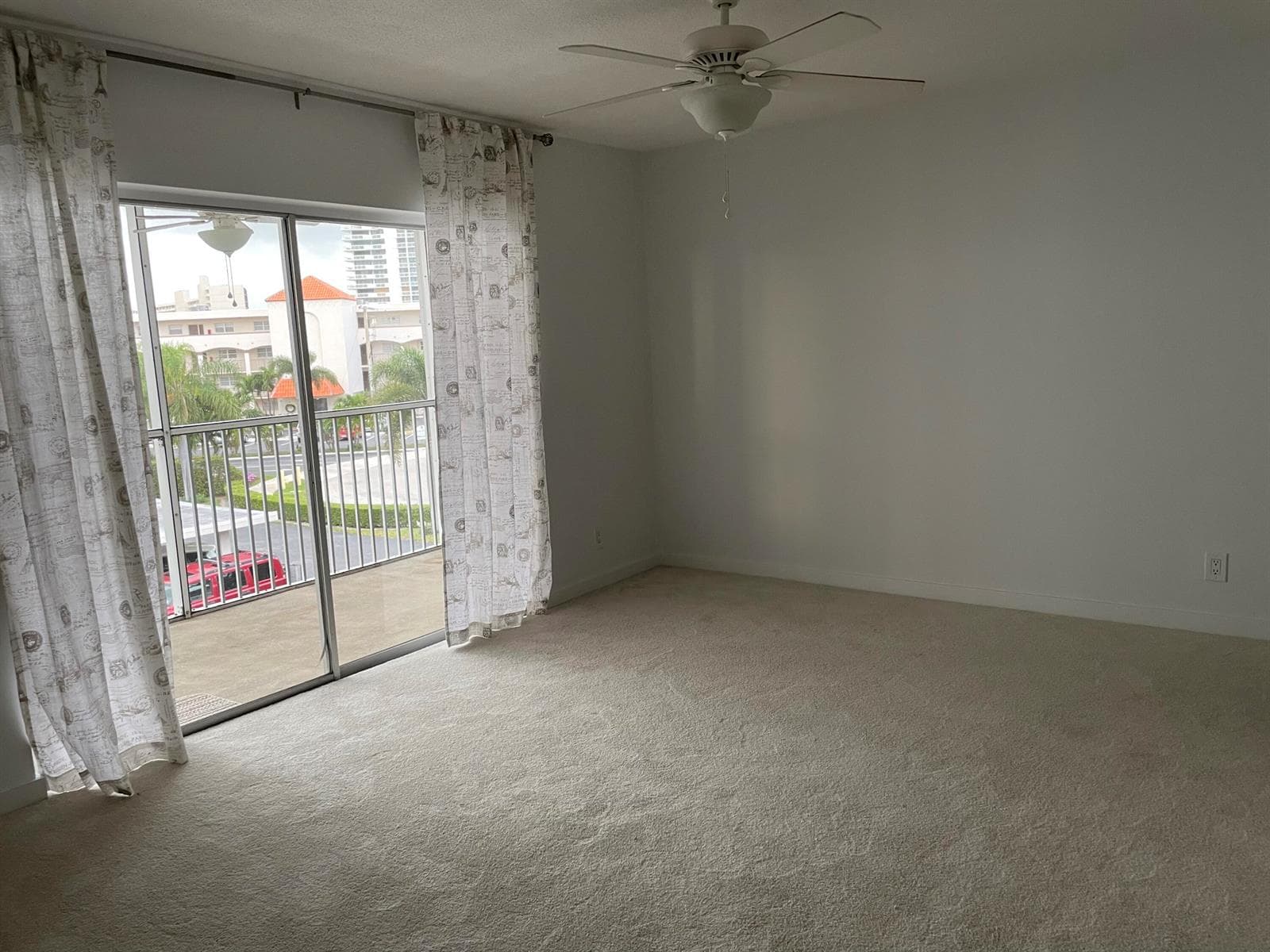 Master BR/Scrnd Balcony