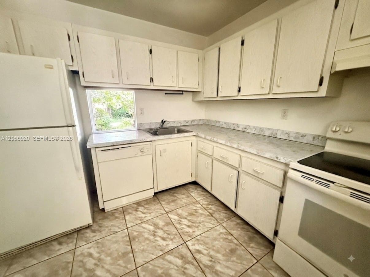 VILLAGE OF KINGS CREEK CO · #107 in Miami - Photo 6