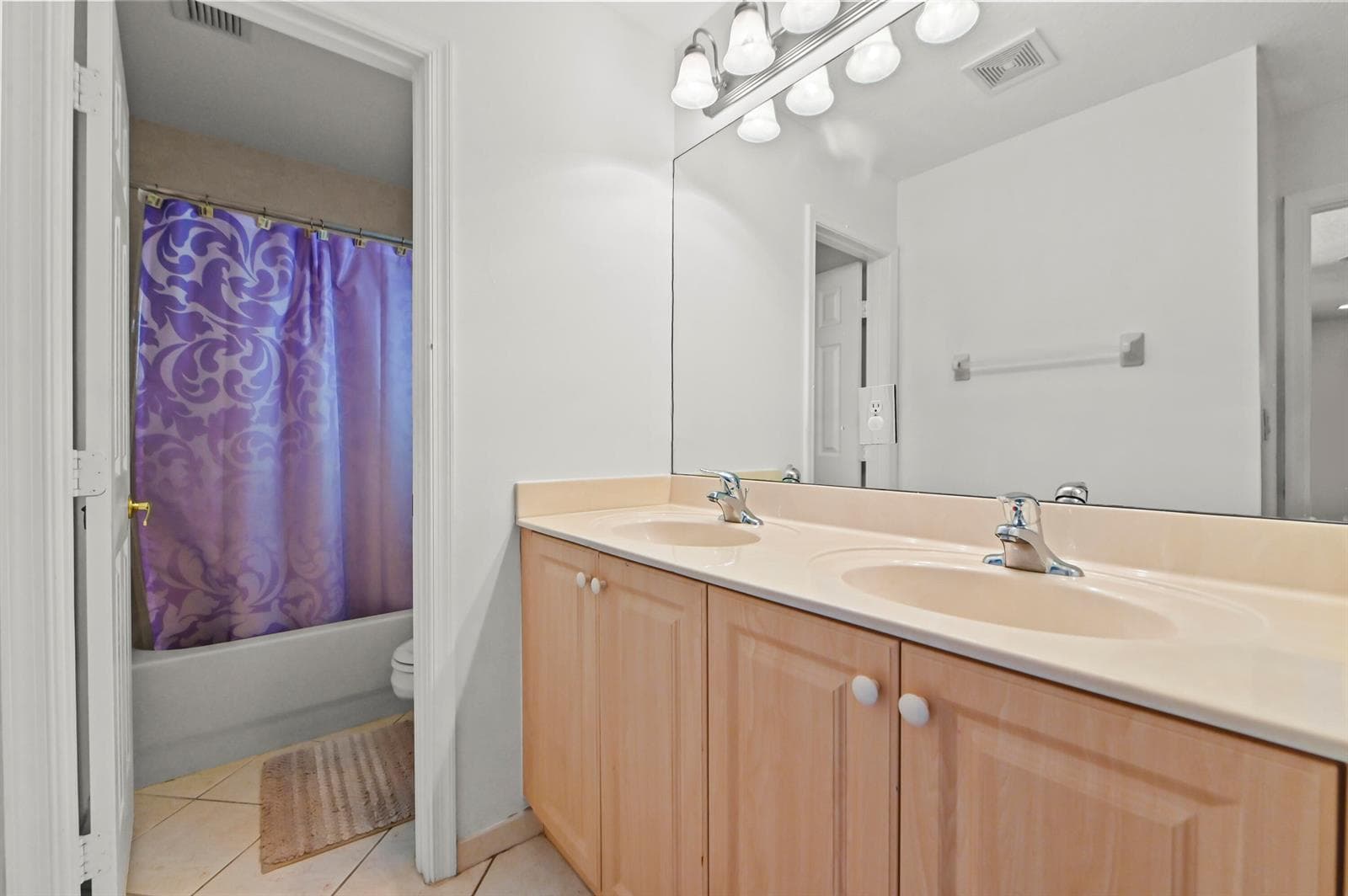 33 Bathroom 01
