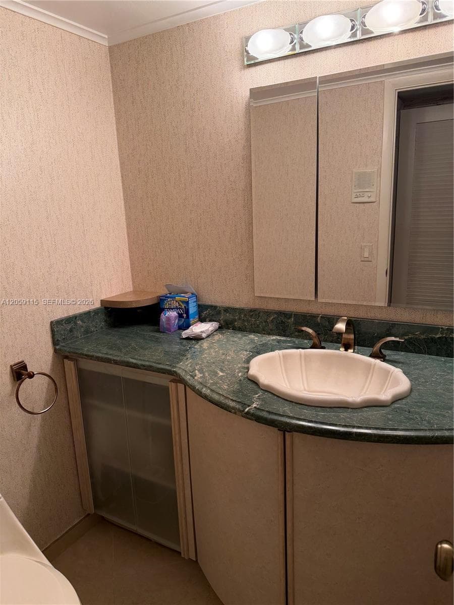 VENETIAN PARK I CONDO · #51 in Hallandale Beach - Photo 13
