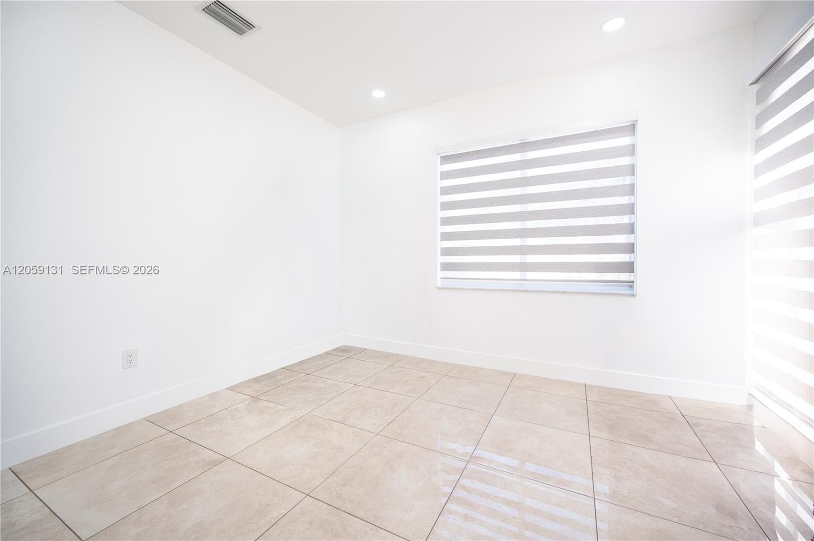 1046 NE 17th Ter photo 3