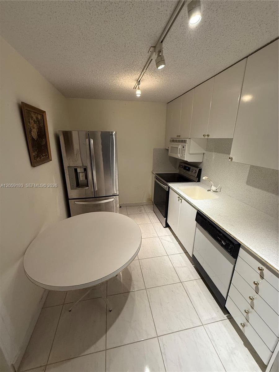 MANATEE CONDO · #1101 in Surfside - Photo 7