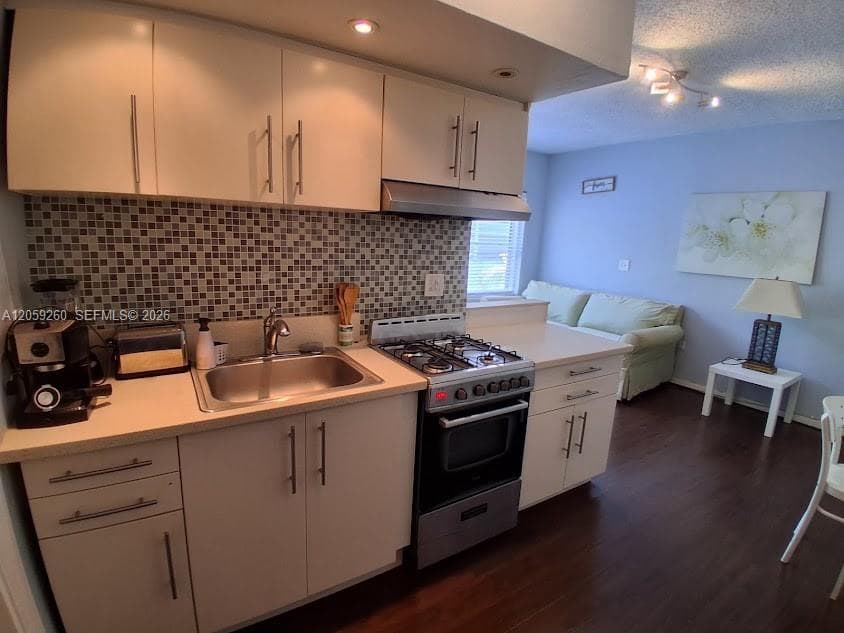 SOBE PHOENIX CONDO · #203 in Miami Beach - Photo 6